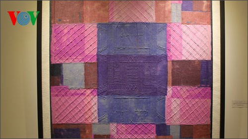 Exhiben en Francia cuadros de laca y en papiro de Vietnam