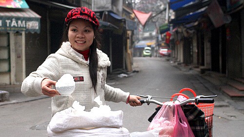 Comprar sal para suerte y prosperidad, costumbre vietnamita en el Tet