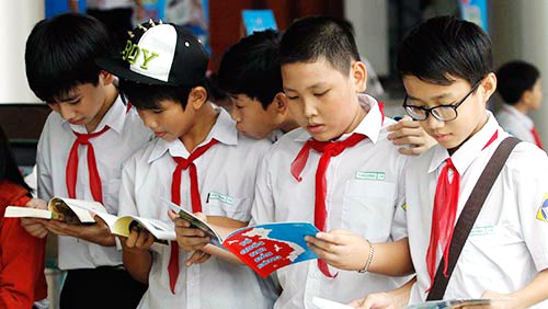 Acercar los pequeños vietnamitas a territorios marítimos del país a través de libros