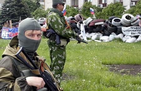 Manifestantes ucranianos ocupan base militar en Donetsk