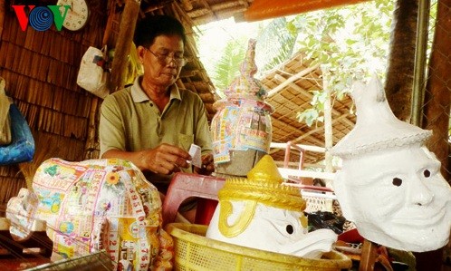 Artista aficionado con la preservación de arte tradicional Jémer 