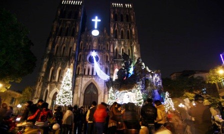 Cristianos en Hanoi preparando la Navidad