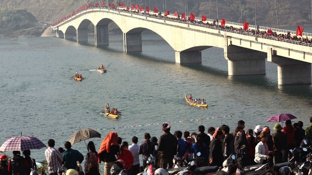 Celebran primera regata en el lago hidroeléctrico de Son La