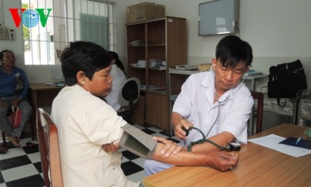 Médico abnegado que vela por la salud de los pobres