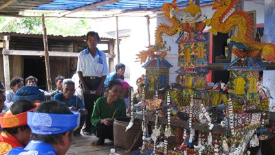 Ceremonia de despedida al muerto de los Raglai  