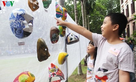 Disfrutar del Medio Otoño con las máscaras tradicionales de cartón