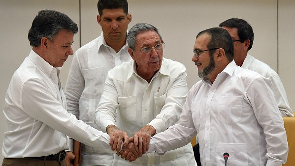 Proceso de paz en Colombia: La guerrilla y el gobierno firman acuerdo judicial 