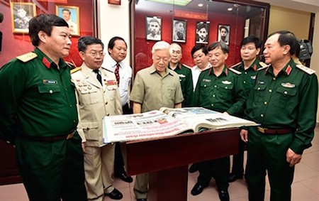 Líder partidista de Vietnam visita periódico Quan Doi Nhan Dan, órgano del Ejército