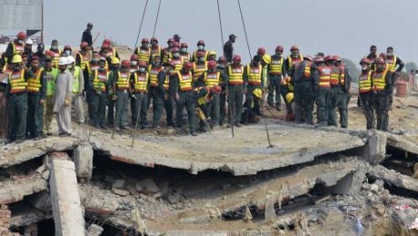 Pakistán: al menos 18 muertos por derrumbe de fábrica