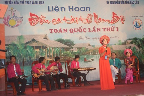 Escuchar el “don ca tai tu” en Kien Giang