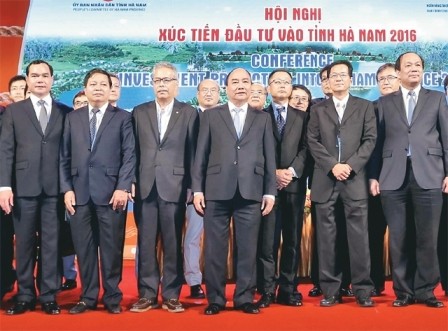 Primer Ministro de Vietnam insiste en mejorar el entorno de comercio e inversión