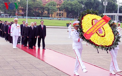 Máximos líderes de Vietnam visitan mausoleo del presidente Ho Chi Minh en ocasión del Día Nacional