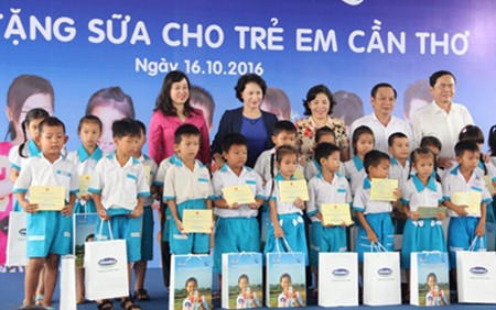 Actividades de apoyo a los niños en provincia sureña de Vietnam