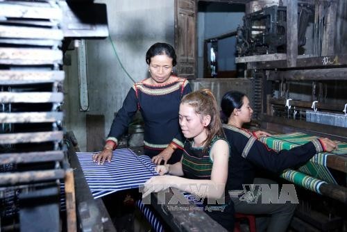 H'Yam Bkrong, étnica apasionada por el tejido tradicional