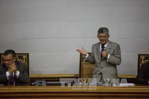 Parlamento venezolano pospone juicio político contra el presidente Maduro