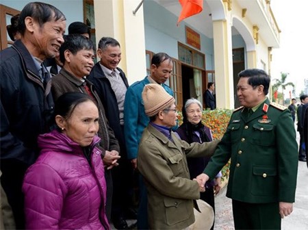 Ministro de Defensa de Vietnam dialoga con el electorado de la provincia de Ha Nam