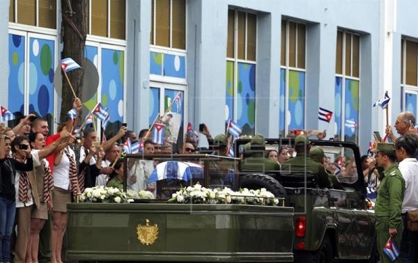 Aclamación popular a Fidel al arribar sus cenizas al centro de Cuba