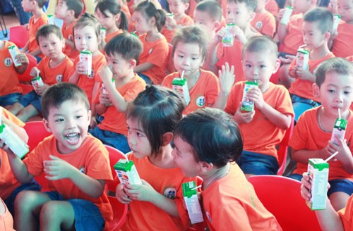 Programa “Leche escolar” ayuda a elevar estatura media de niños en Bac Ninh