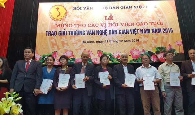 Honran obras de investigación sobre el arte popular de Vietnam 