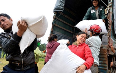 Brindan dos mil toneladas de arroz a provincia central más golpeada por inundaciones