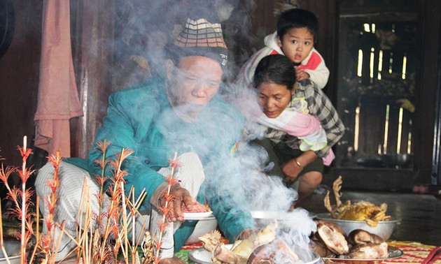 Celebración por buenas cosechas en zona montañosa del centro vietnamita