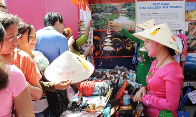 Exposición de fotografías y libros en México en conmemoración de la reunificación de Vietnam