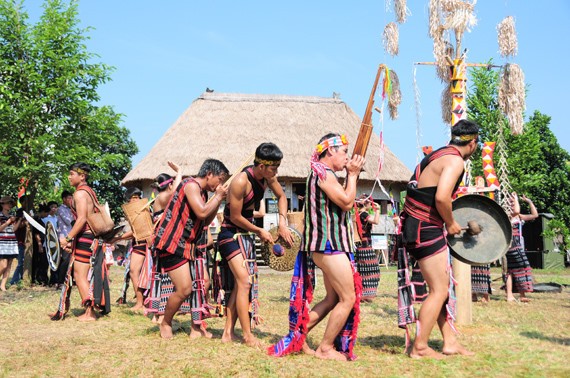 Melodías de tambores y gongs en la comunidad de los Co Tu