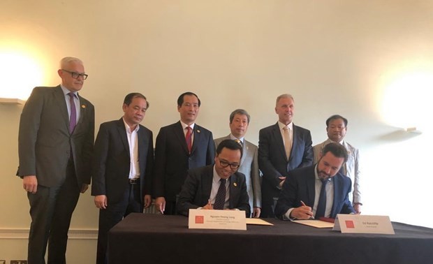 Vietnam y Reino Unido por avanzar cooperación en inversión y comercio