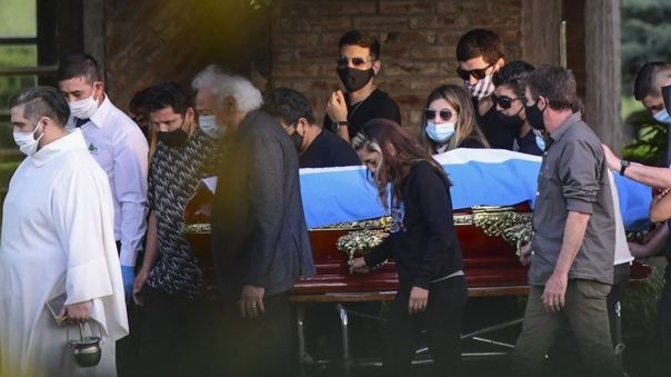 Funeral de Maradona se lleva a cabo de forma íntima