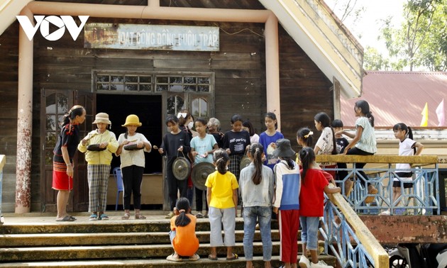 Enseñar a tocar gongs, una manera para preservar el legado musical en Dak Lak