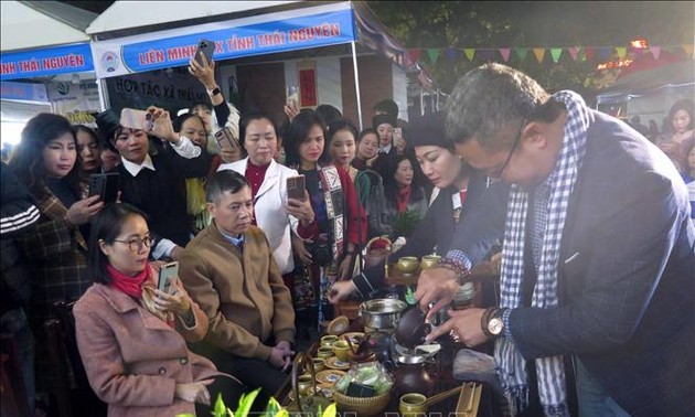 Noche de intercambio y disfrute del té en Thai Nguyen