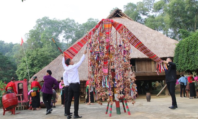 La fiesta primaveral Poon Poong de los Muong en Thanh Hoa