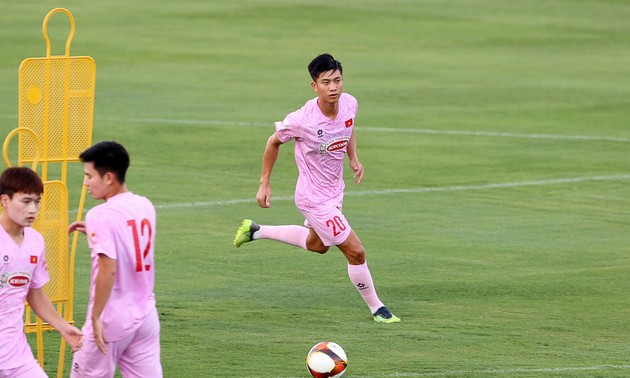 Selección de fútbol masculino de Vietnam se prepara para el partido con el equipo ruso en Copa LPBank