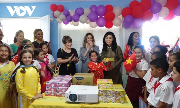 Esposa del máximo dirigente de Vietnam visita a escuela primaria Vo Thi Thang en La Habana