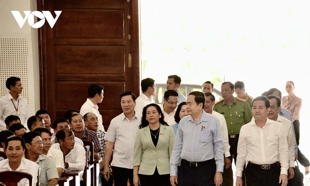 Presidente del Parlamento de Vietnam se reúne con votantes de Hau Giang