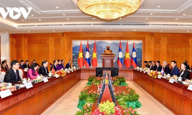 Líderes parlamentarios de Vietnam y Laos conversan sobre las relaciones binacionales