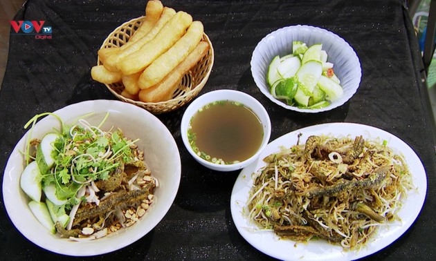 Fideos celofán con anguilas, un plato predilecto de los hanoyenses