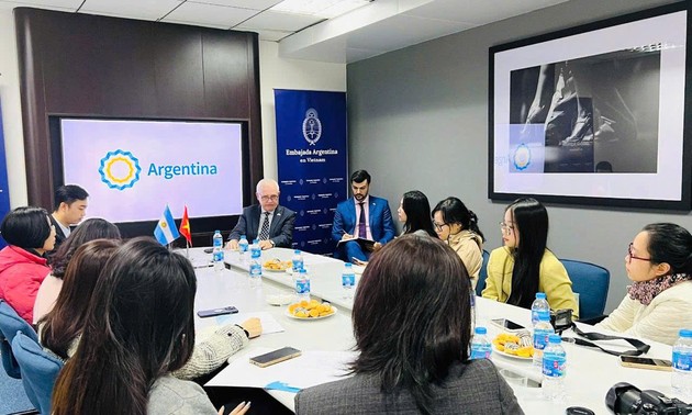 Embajador argentino expresa optimismo sobre futuro de las relaciones con Vietnam 