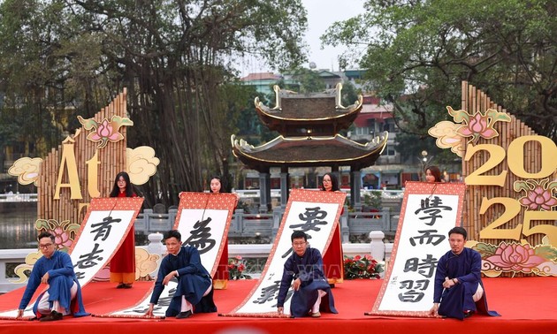 Festivales primaverales de caligrafía y prensa en varias localidades de Vietnam