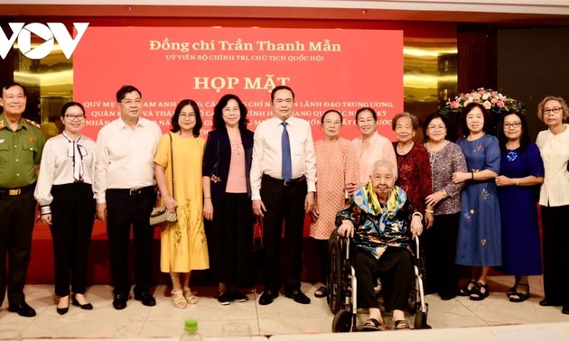 Presidente del Parlamento se reúne con madres heroicas y dirigentes de Hau Giang