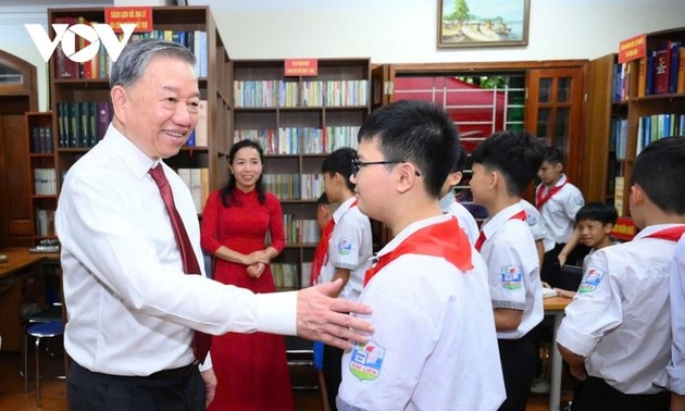Líder político rinde homenaje al Presidente Ho Chi Minh y apoya a las familias con méritos revolucionarios