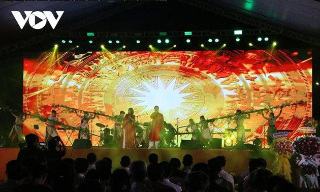 Miles de personas participan en intercambio amistoso Vietnam- Estados Unidos en Da Nang