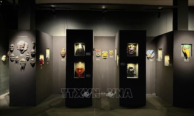 Máscara vietnamita se presenta en exposición asiática en India