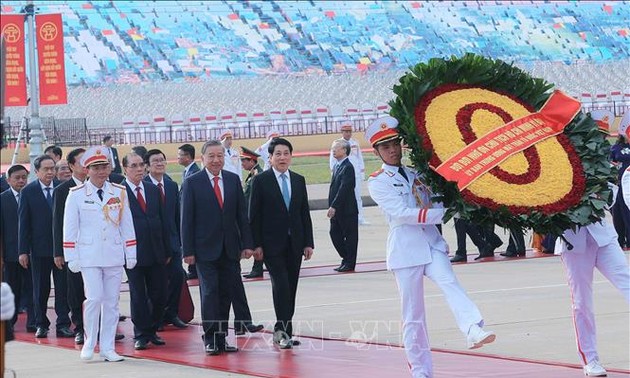 Líderes del Partido y del Estado de Vietnam homenajean al Presidente Ho Chi Minh y a los héroes nacionales