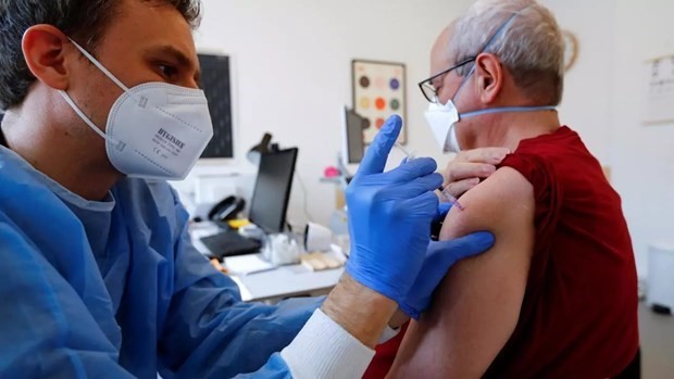 Covid-19: de nombreux pays recommandent une quatrième dose de vaccin