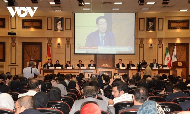 Vuong Dinh Huê au Forum de promotion des liens économiques Vietnam-Iran