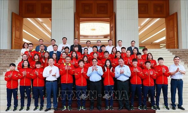 Pham Minh Chinh appelle à perfectionner les politiques en faveur du football féminin