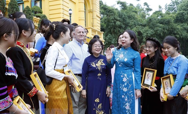 Attribution de bourses Vu A Dinh à 51 élèves issus d'ethnies minoritaires