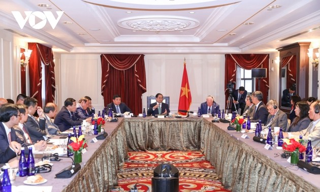 Pham Minh Chinh à une table ronde avec des économistes venus des universités Harvard, Columbia et Yale