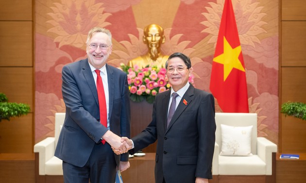 Bernd Lange reçu par le vice-président de l'Assemblée nationale Nguyên Duc Hai